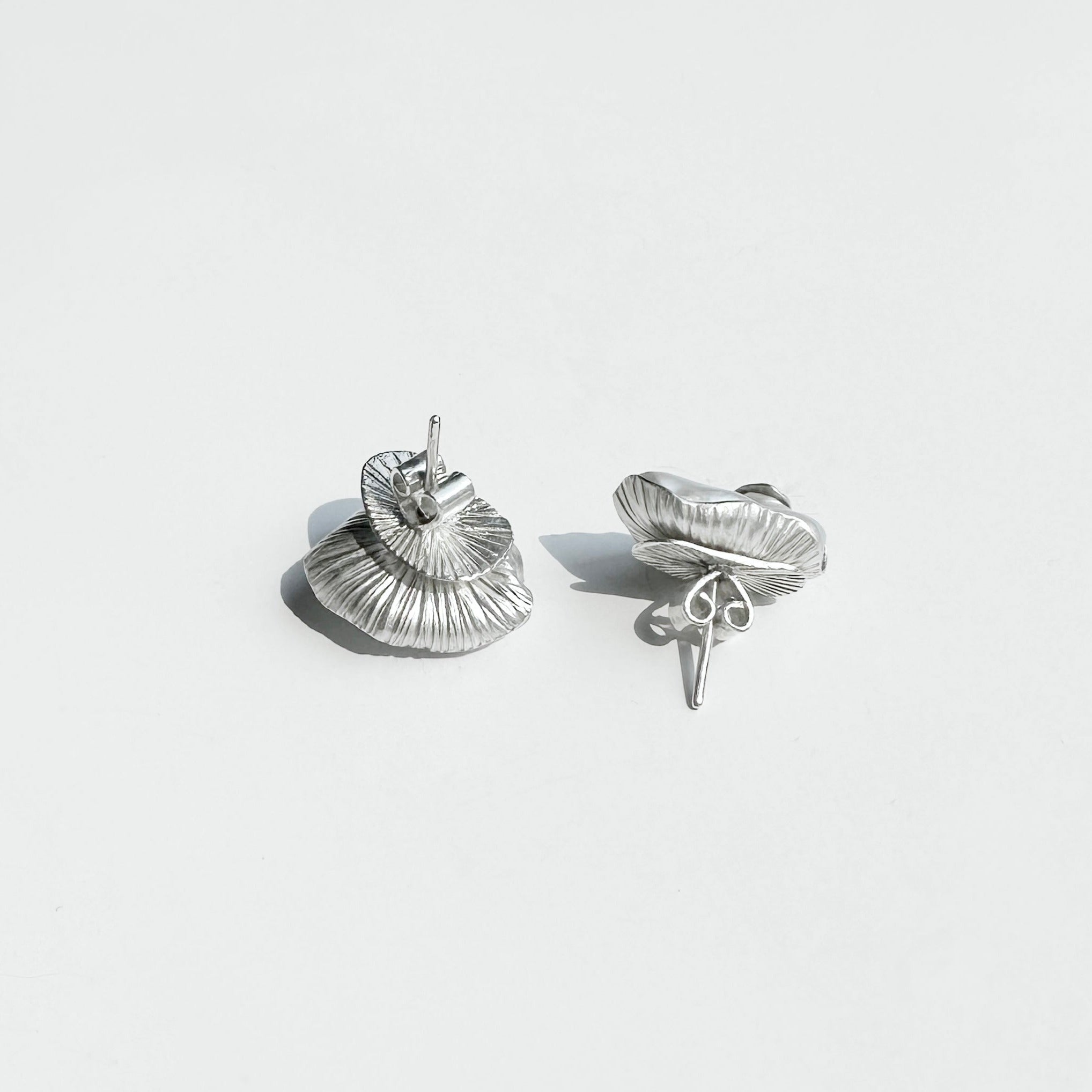 curve cave silver earring