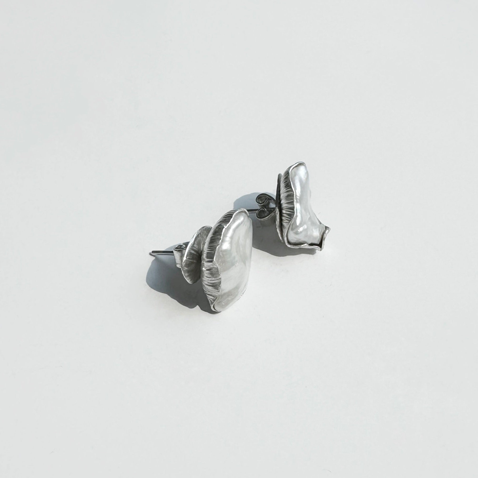 curve cave silver earring